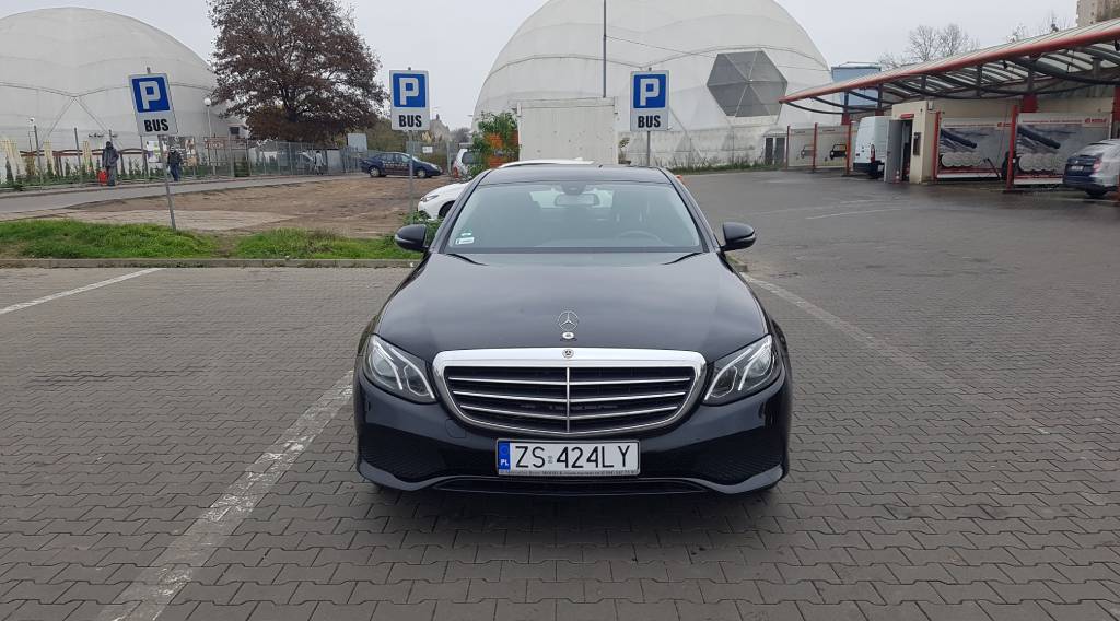 Mercedes klasy E przygotowany do transferu pasażerskiego Tom Taxi
